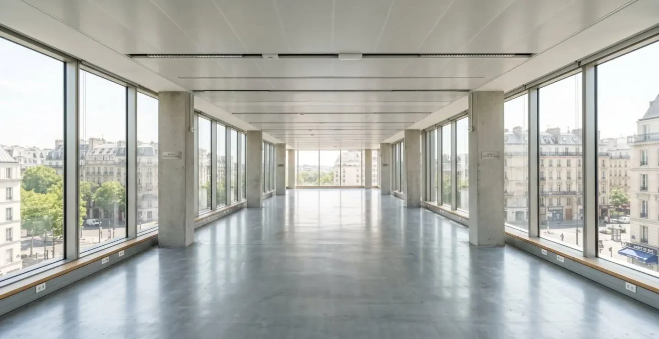 Un espace de bureau professionnel contemporain vide avec de grandes fenêtres laissant entrer la lumière naturelle
